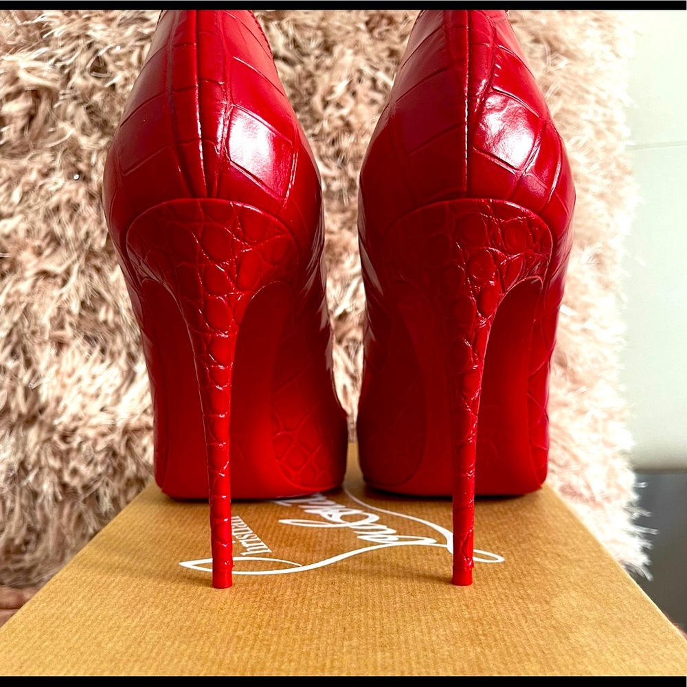Authentic* Christian Louboutin Pigalle Pumps, Size 39